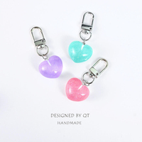 Porte-clés en résine en forme de cœur, cadeaux créatifs pour couples, breloque de sac pour filles, accessoires pour étui d'écouteurs, pendentif en forme de cœur