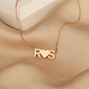 Joyería de acero inoxidable Carta personalizada 18K Chapado en oro Inicial Cadena <span class=keywords><strong>simple</strong></span> Collar de mujer para <span class=keywords><strong>la</strong></span> <span class=keywords><strong>vida</strong></span> diaria - Product Image 5
