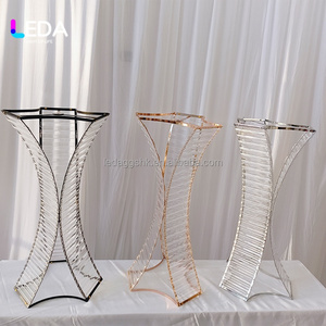 Base de Flores Clásica de Metal Dorado de Alta Calidad LEDA con Cuentas de Cristal para Centros de Mesa de Boda y Fiestas - Product Image 1