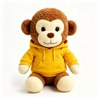 Peluche singe marron vêtu d'un sweat à capuche jaune vif, animal en peluche décontracté de dessin animé, adorable peluche singe