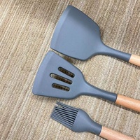 Lot de 3 ustensiles de cuisson en silicone : pinceau à badigeonner, spatule et spatule ajourée avec manche en bois