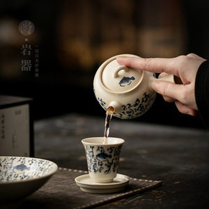 Juego de té Kung Fu de porcelana azul y blanca con tetera de asa lateral y dos tazas para uso doméstico, origen Condado de Dehua, resistente al calor - Product Image 3