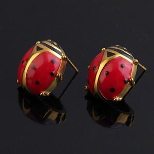Pendientes Magnéticos de Acero Inoxidable con Diseño de Mariquita Esmaltada a Color Personalizados de Fábrica para Hombres y Mujeres - Product Image 2