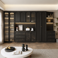 Buffet de cuisine de luxe sur mesure avec structure en bois massif, portes en verre cannelé et éclairage LED pour l'intérieur d'une villa moderne