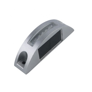 Borne lumineuse solaire LED demi-lune étanche, boîtier en aluminium moulé sous pression, éclairage actif, IP68, avertissement prismatique haute intensité - Product Image 6