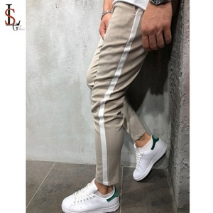 รับผลิตเสื้อผ้า OEM ขายส่ง กางเกงลำลองสตรีทแวร์ผู้ชาย กางเกงขายาวลายทางด้านข้างแบบกำหนดเอง - Product Image 4