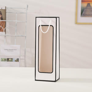 Bolsas de Papel Reciclado Negro Personalizadas con Ventanas Rectangulares Transparentes y Cintas para Vino Tinto y Champán - Product Image 4