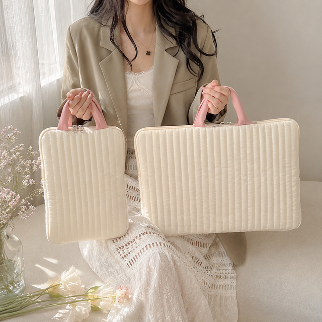 2026 Trend Aesthetic Quilted Puffer Puffy Soft Touch Chic Everyday Waterproof Lightweight Women's Travel Laptop Sleeve Case