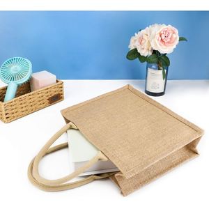 Sacs fourre-tout réutilisables en jute laminée écologiques et recyclables, imprimés en sérigraphie avec logo personnalisé, poignée longue pour le transport - Product Image 4