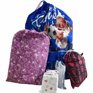 Bolsa de Regalo Navideña Grande de Poliéster con Cordón y Logotipo Personalizado - Product Image 1