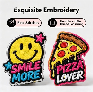 Llaveros de Aleación con Mosquetón y Dibujos Animados Bordados, Coloridos, con Letras y Dijes, Lindos Accesorios Diarios <span class=keywords><strong>para</strong></span> Mochilas y Llaves - Regalo - Product Image 1