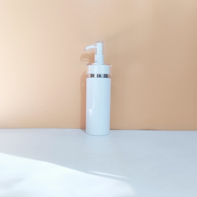 Botella blanca con bomba de borde plateado.