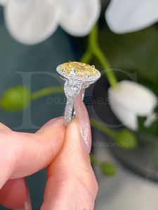 Bague ovale fantaisie jaune 7.40tcw Lab Grown Diamond Halo Three Stone | Bague de fiançailles à trois pierres certifiée IGI VVS-VS clarté - Product Image 4