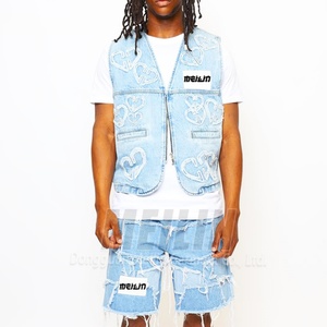 Ensemble deux pièces en jean pour homme, dernières créations : gilet en jean zippé et short en jean, avec effet délavé, patchwork et coupes et coutures. - Product Image 2