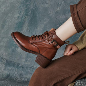 Bottines d'hiver rétro en cuir véritable faites à la main à bout rond confortables à talon carré pour femmes, bottines à talon chaton pour femmes - Product Image 2