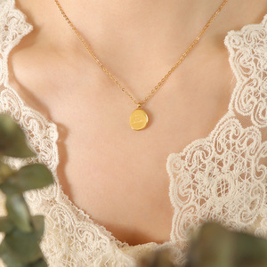 Collar de Acero Inoxidable Estilo <span class=keywords><strong>Palacio</strong></span> Vintage de Moda, Colgante Ovalado con Letra, Joyerí<span class=keywords><strong>a</strong></span> Chapada en Oro de 18k, Collar de Acero de Titanio - Product Image 4
