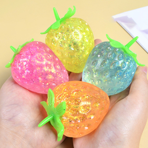 Jouets de décompression en gros pour enfants : Fraise en TPR scintillante, anti-stress, pour l'exercice des mains, cadeau promotionnel - Product Image 5
