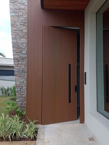Porte d'<span class=keywords><strong>entrée</strong></span> pivotante en bois massif moderne pour les villas résidentielles australiennes Conception de lamelles verticales extérieures pour les entrées de <span class=keywords><strong>maison</strong></span> - Product Image 4
