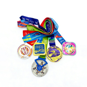 Medaglia Personalizzata in Lega di Zinco Placcata Oro con Design Cartoon Terra, Tema Angelo Moda Capodanno Sogno Bambinesco La Mia Bella Città - Product Image 6