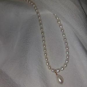 Collier élégant en perles de millet naturelles avec chaîne de clavicule à forte luminosité, texture de luxe de niche, perle d'eau douce - Product Image 5