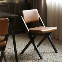 Chaise de salle à manger vintage rétro en bois massif avec accoudoirs et dossier pour usage domestique, surface en cuir, rembourrage épais et doux