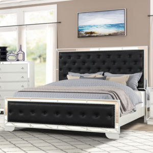 Ensemble de meubles de chambre à coucher classiques de luxe ornés, comprenant un lit rembourré sculpté blanc, une commode, une table de chevet et un coffre. - Product Image 1