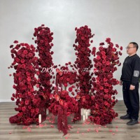 DKB penataan bunga mawar buatan pilar merah dalam latar belakang motif bunga merah merah romantis mewah untuk upacara pernikahan