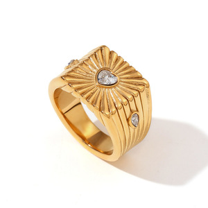 Anello con Sigillo in Acciaio Inossidabile Placcato Oro 18K con Zircone a Cuore, Inciso, Antiossidante, per Fidanzamento e Matrimonio - Product Image 4