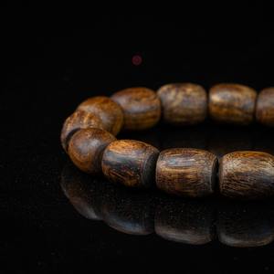 Bracelet Lu Thong en bois d'agar vieilli, rare et vintage, entièrement coulant, perles authentiques en bois d'oud ancien « Ruc » en forme de baril - Product Image 3