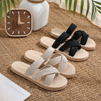 Sandales plates à brides croisées tressées pour femmes, style bohème, en paille, à enfiler, pour la plage, la maison ou décontractées, OEM ODM Vente en gros