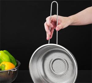 Aplicación de cocina <span class=keywords><strong>Colador</strong></span> punzonado de <span class=keywords><strong>acero</strong></span> <span class=keywords><strong>inoxidable</strong></span> <span class=keywords><strong>con</strong></span> mango para cocinar Retirar de la sartén - Product Image 6