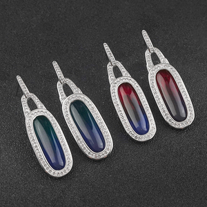 Boucles d'oreilles ovales en résine, boucles d'oreilles manchette en zircone cubique, boucles d'oreilles modernes classiques scintillantes, boucles d'oreilles manchette magnétiques tendance - Product Image 2