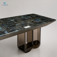 Meuble bar Luca en labradorite bleue de luxe |   Armoire de rangement moderne bicolore à plateau cantilever poli, sur mesure pour maison et hôtel
