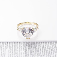 Bague en laiton plaqué or 14 carats CM Fashion Jewelry, trois pierres en zircon cubique taille cœur, cadeau de mariage pour femme