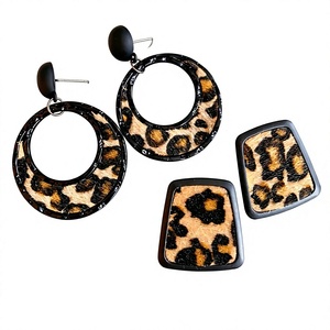 Boucles d'oreilles créoles tendance en résine, motif floral rectangulaire, imprimé léopard jaune et violet, bijoux fantaisie pour femme - Product Image 3
