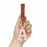 Promotionnel Minimaliste Pastel Couleurs Lettre Initiale En Cuir Porte-clés Alphabet Porte-clés pour Couples En Alliage