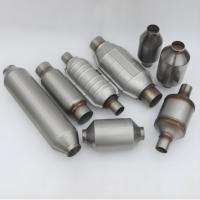 Convertidor Catalítico Ovalado Universal con Protector Térmico, Entrada de 2.5" y 2.25", Alto Flujo, 400 Celdas, Acero Inoxidable, Compatible con la Serie 410250