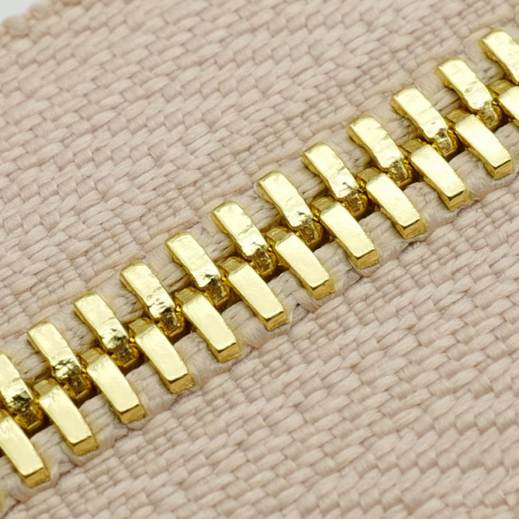 Tissu beige + dents dorées
