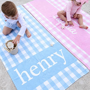 Serviettes de bain personnalisées à carreaux gingham rose et bleu rétro pour enterrement de vie de jeune fille, idéales pour les voyages d'été à la plage - Product Image 3