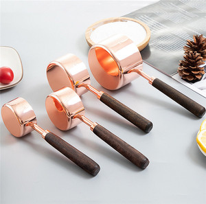 Ensemble professionnel de 4 tasses et cuillères à mesurer en acier inoxydable plaqué cuivre avec manche en bois de noyer écologique pour la cuisine à domicile - Product Image 2