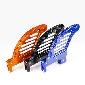 Protège-chaîne personnalisable pour Honda CRF 250R - Protection de pignon en aluminium fabriquée en usine (Orange) - Product Image 3