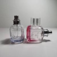 Flacon de parfum élégant mini portable en verre, forme carrée avec impression sérigraphique et marquage à chaud, design tendance, pulvérisateur à pompe scellé