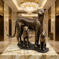 Statue personnalisée en bronze moulé à la cire perdue, famille de guépards sur mesure, mère avec deux jeunes, sculpture de faune, mascotte pour la Fête Nationale