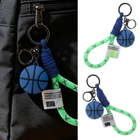 MOQ 3000 pièces Fournisseur OEM Porte-clés personnalisés en caoutchouc 3D, silicone et PVC, écologiques, mini-breloques de sac de sport de basketball