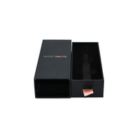 Boîte cadeau coulissante de luxe personnalisée en carton rigide noir avec insert en mousse EVA, estampage à chaud doré et poignée ruban, pour rouge à lèvres