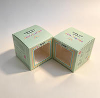 Boîtes cadeaux personnalisées imprimées, recyclables, petites, avec pelliculage brillant, gaufrage, pliables, design cube, fenêtre transparente en PET