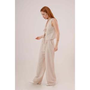 Ensemble de costume deux pièces pour femmes en couleurs pierre, veste à fermeture éclair sur le devant et pantalon - Vente en gros - Product Image 1