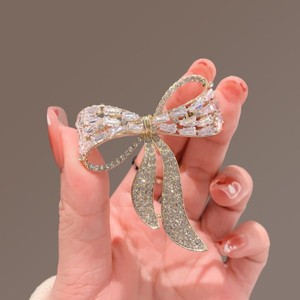 Chandail élégant pour femmes de luxe léger Corsage Niche Pin Accessoires Broche nœud haut de gamme avec perle de Zircon Vêtements fixes - Product Image 2
