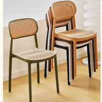 Chaise en rotin tressé entièrement en plastique, moderne, empilable, légère et durable, pour la vente en gros, idéale pour cafés, restaurants, bistrots et hôtels