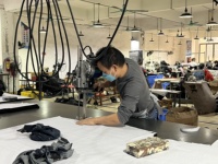 Shorts en jean cargo taille haute personnalisés pour femme, délavage clair, avec anneau métallique décoratif, coupe large évasée, style streetwear pour femme